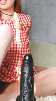 Krankzinnige vernietiging van een anaal gat met een grote dildo - twee brede gapende gaten