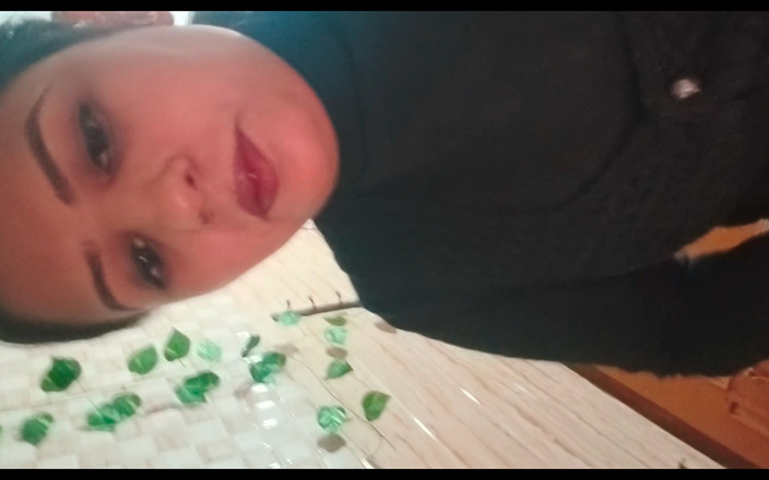 Hot Sis: バービーはトイレで服を脱いでいる