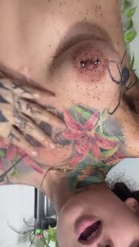 Esfoliação e dia do óleo em todo o meu corpo. Giantess.