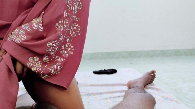 HottyKisku02: Hijabi madrasta compartilha seu desejo sexual com enteado na cama...