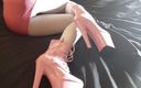 Laura on Heels: Laura XXX 模特性感视频与 8 英寸粉色平纹高跟鞋和白色连裤袜