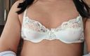 Only bras: Sujetador de encaje blanco y guantes de satén