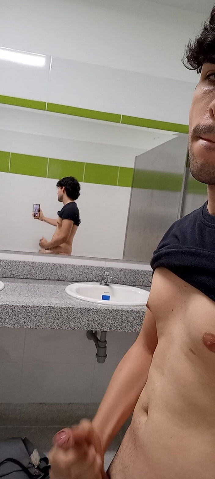 Diego_latinboy: Fetish bagno pioggia dorata doccia sborra
