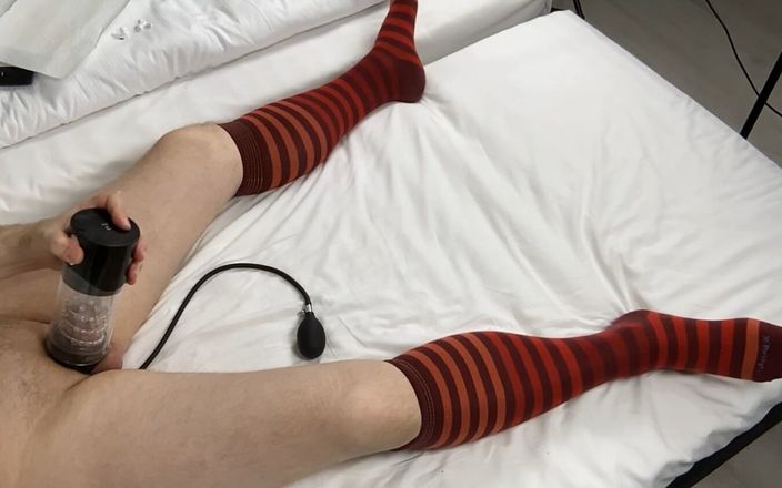 High quality socks: Neukmachine, beruchte kontplug, rood gestreepte Cuckold kniekousen, cumshot