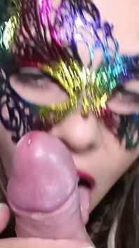 Una milf arrapata si fa scopare la faccia e si fa sborrare nel culo