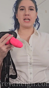 Colega de muncă te prinde cu vedere la persoana 1 cu vibrator legat