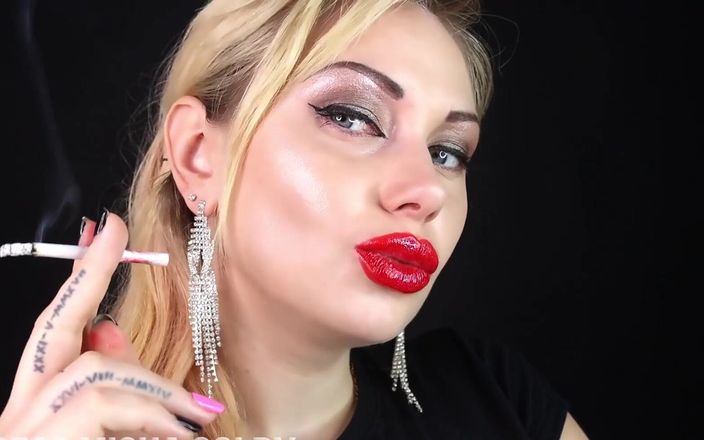 Goddess Misha Goldy: Close-up rode lippen rokend 1