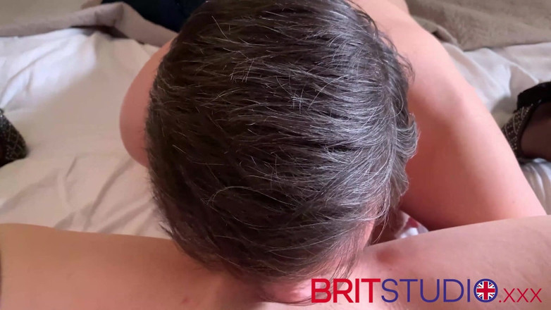 Brit Studio: FPOV. लड़की की चूत चाटी जाती है