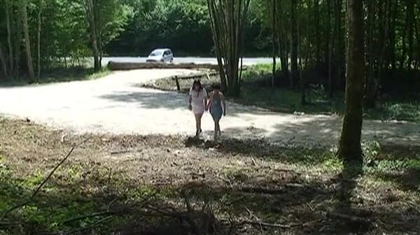 Hard Lesbians: Twee gilfs voelen zich geil in het bos