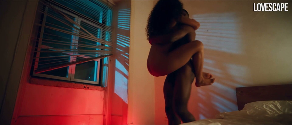 Lovescape: Chica de ébano lleva a un extraño a casa después de...