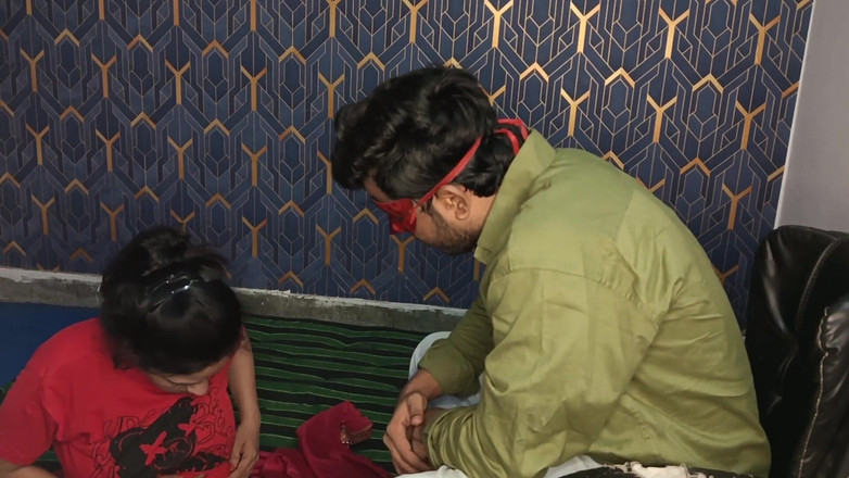 Anup chaubey: 밀쳐진 가난한 소녀가 직장을 구하러 왔고 주인이 이용했습니다.