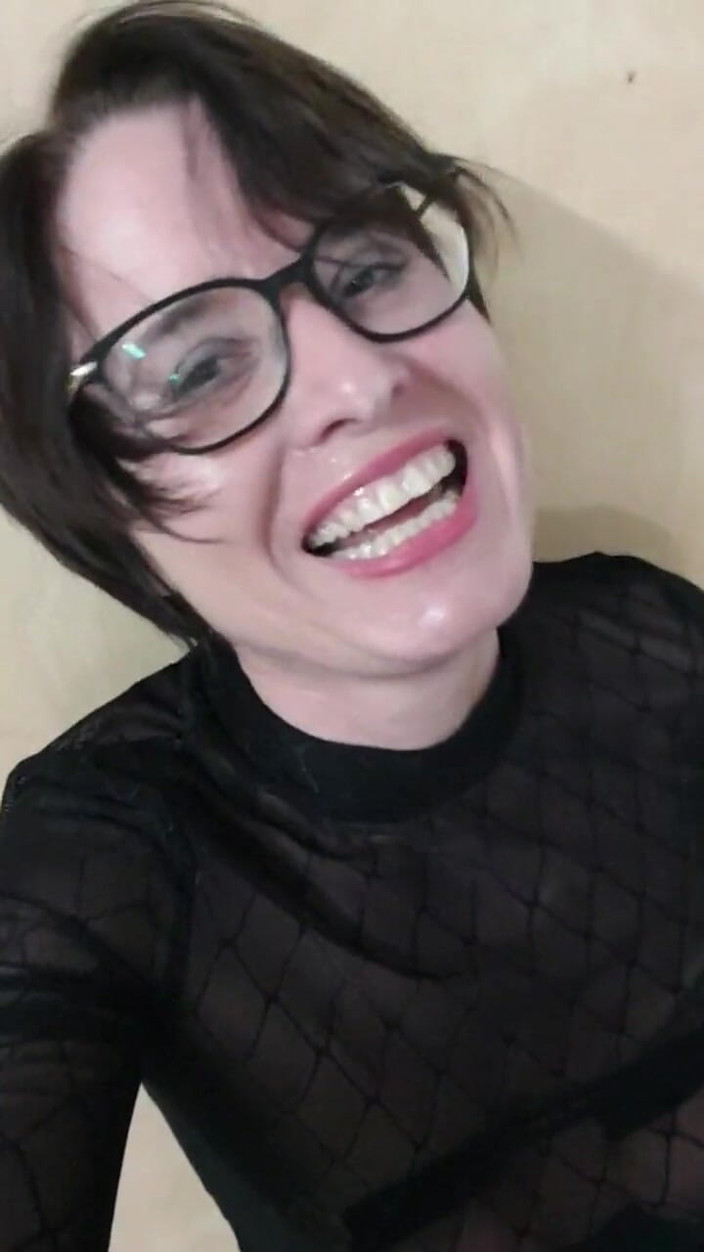 JulieEroticDress: Seksi elbiseyle fışkırtıyor