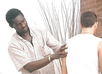 Bareback TV: Il ragazzo bianco magro si scopa un cazzo nero