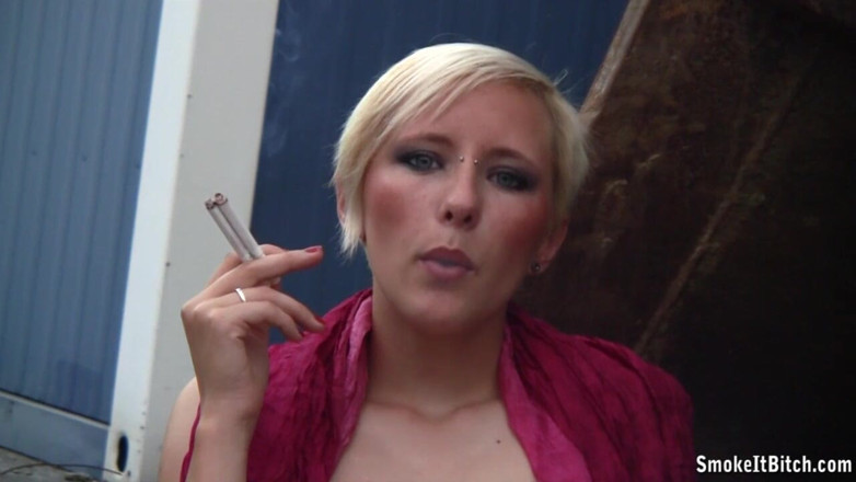 Smoke it bitch: Dolce bionda con i tacchi mostra il suo corpo sexy...