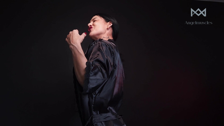 Angelmuscles: Silk Robe Tease: giusto il necessario per farti amare di...