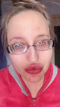 Asmr makan lipstik merah muda pisang - fetish bibir fetish makanan fetish kacamata lipstik