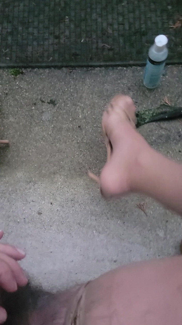 Feet Lover: Cumming on Feet Outside