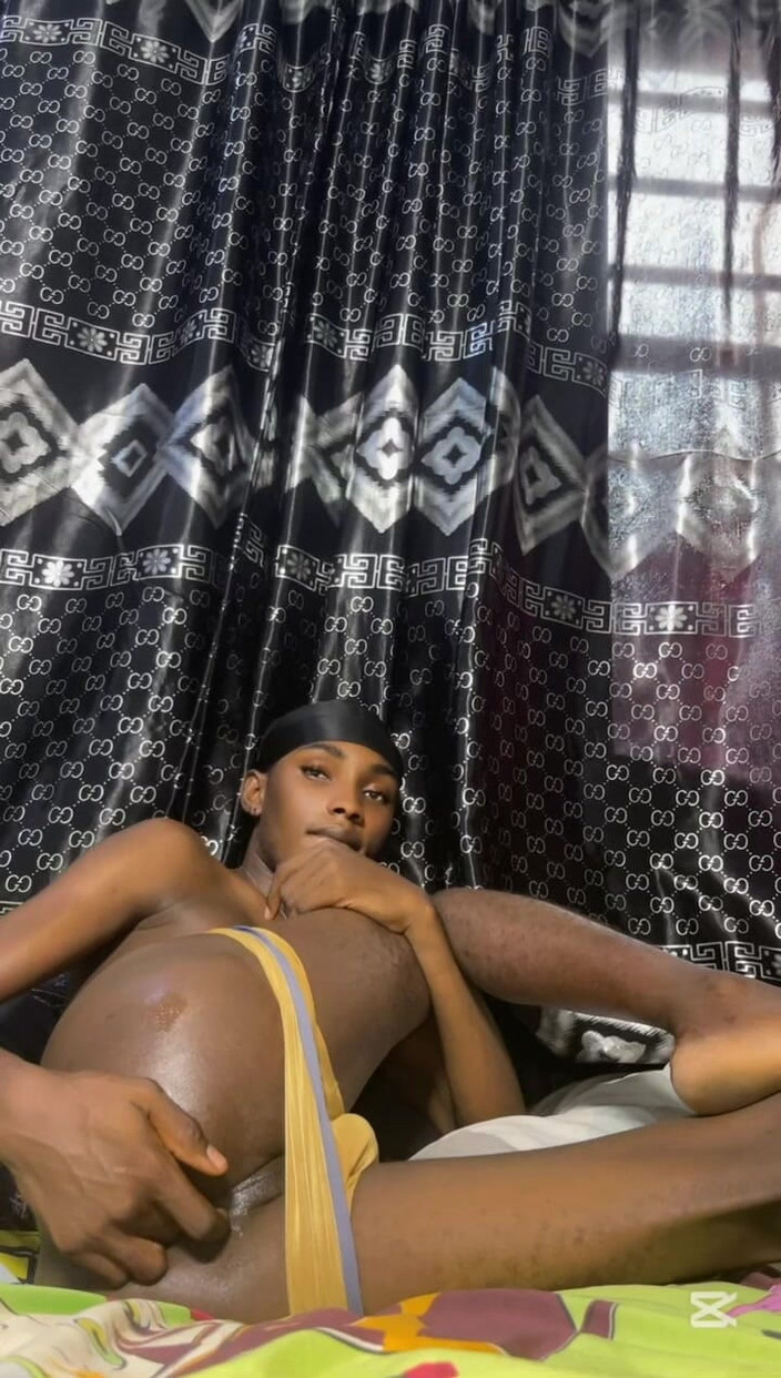 Aded-Toxic: Cewek seksi ini lagi asik muasin memeknya sendirian di rumah 1