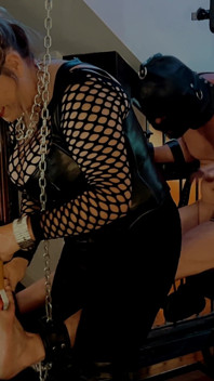 มอนิก้า ชมิท เสียวทรมานแบบหนักด้วยเล็บมือบนเก้าอี้มัดตรวน