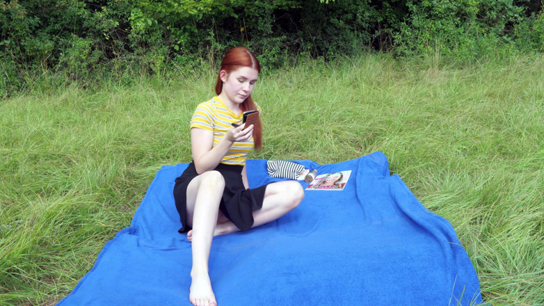Peaches and Bananas: Angelina, adorable naturiste, selfie