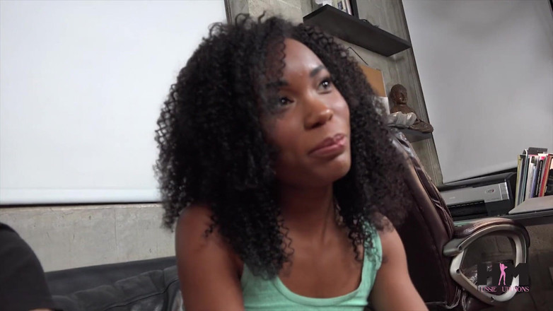 Hussie Auditions: Eboni jenama baru, Ivory Logan berkongkek pada kamera buat kali...