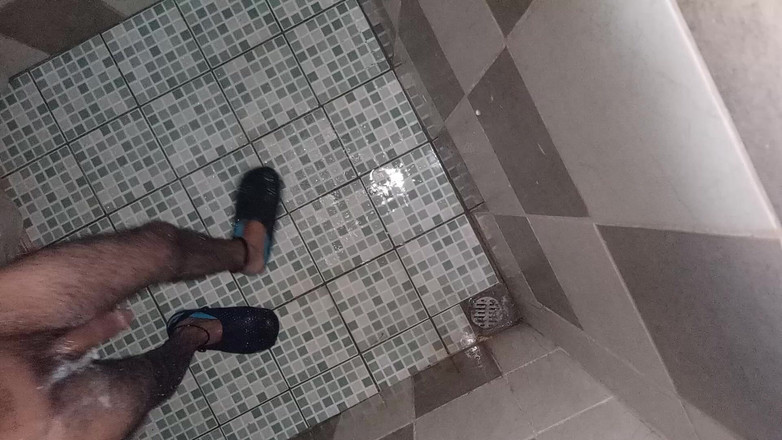 Cute boy jerks off: Junge masturbiert und wischt den ganzen körperhaare auf seinen teilen...