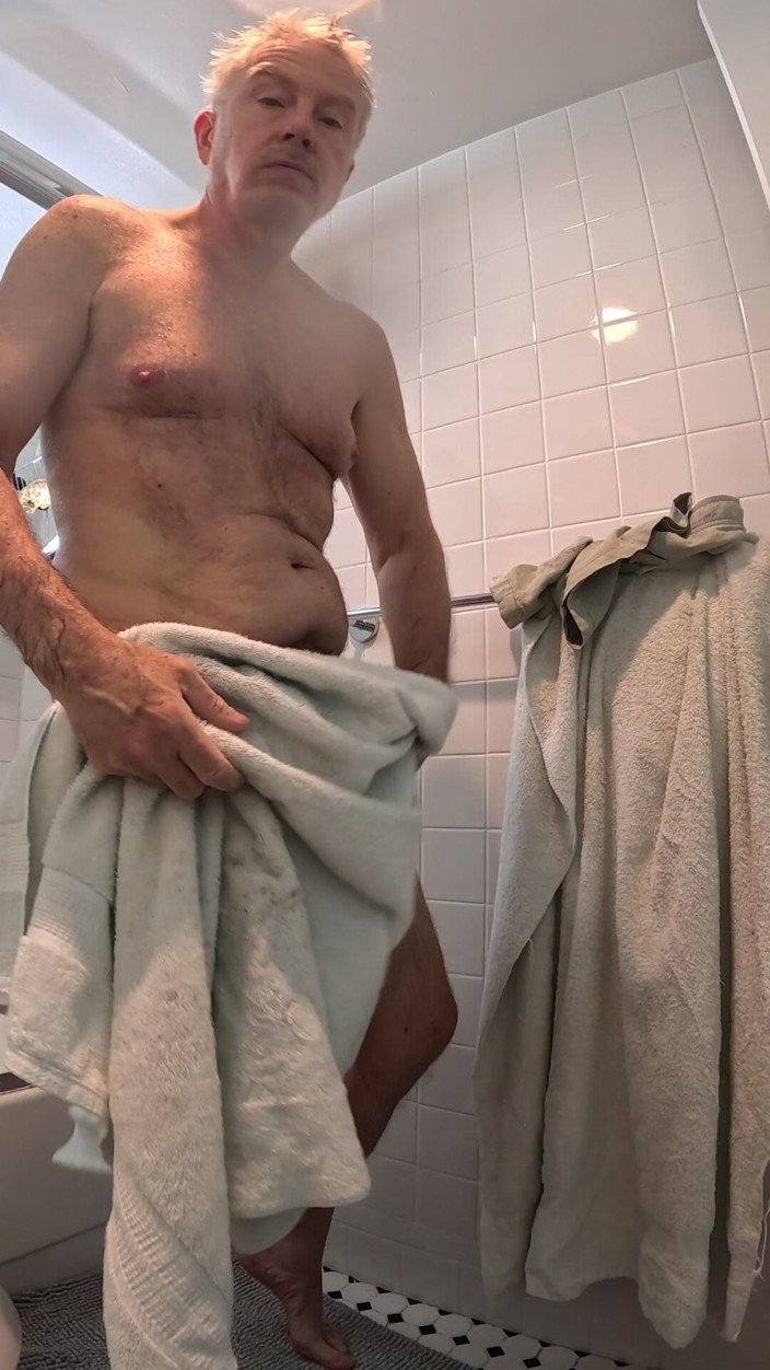 All Natural Guy: Strelen, anaal speeltje en douchen