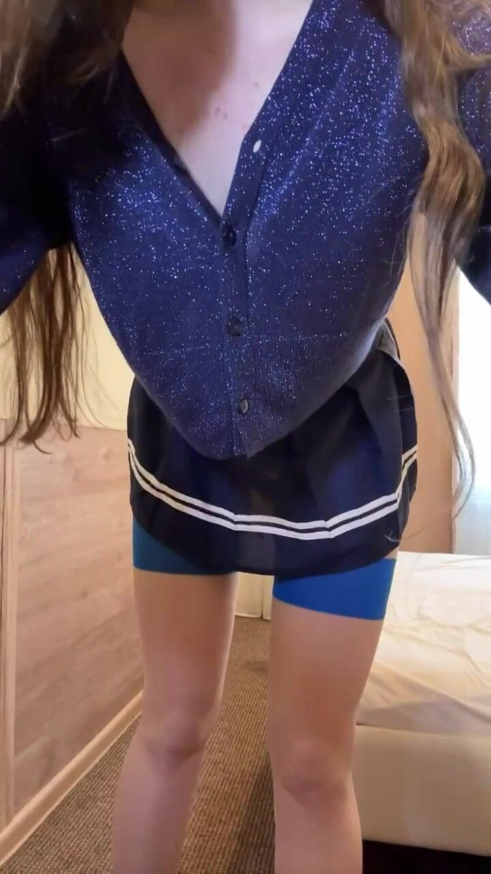 JuliaVeil: Russische Gesprächige Süße in Strümpfen Und High Heels Tanzt Striptease