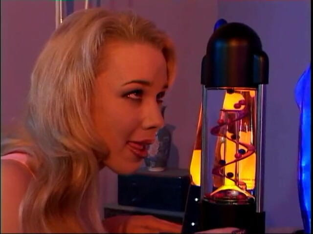 Analconda: O curvă blondă este forată anal