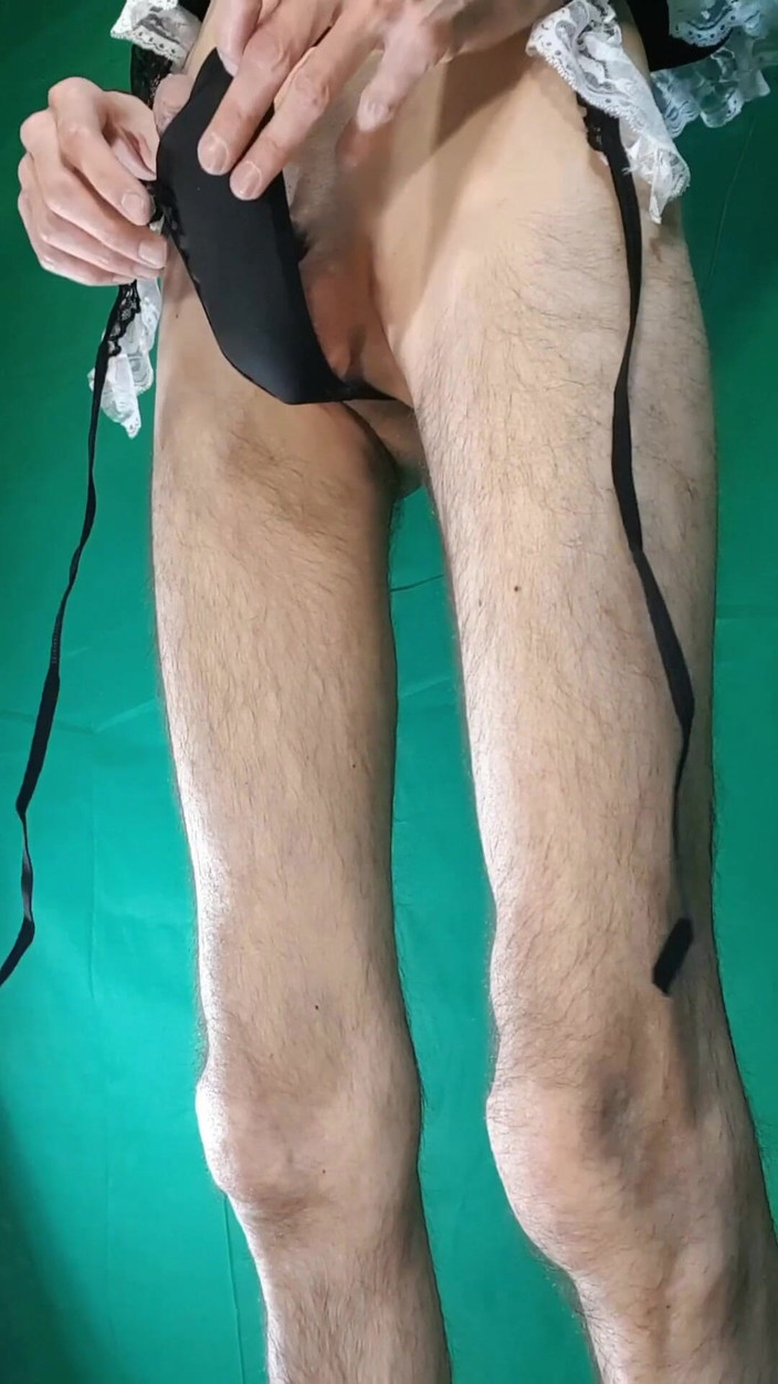 HeIsSooThin: Meid kostuum passen!