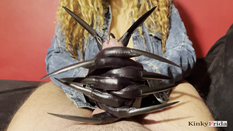 Dominatrix Frida: Mädchen mit dicken titten gibt der gepiercten schwanznahaufnahme handjob