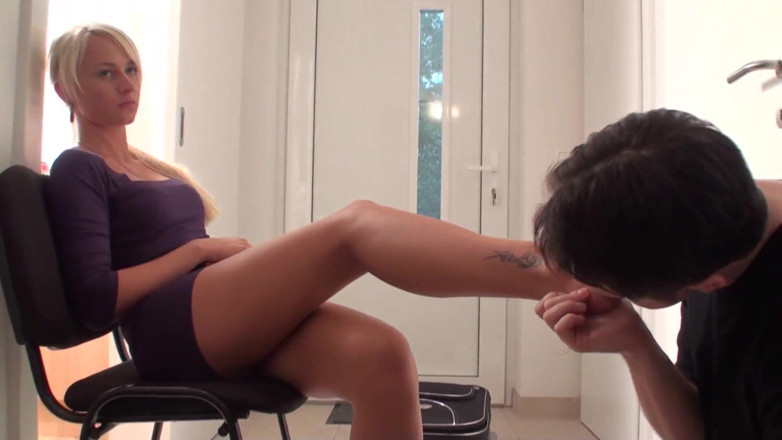 Foot Girls: Returned home for foot worship