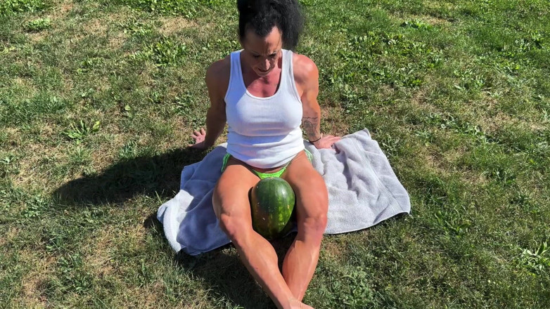 Kandylegsxxx: La miLF muscolare kandys in una schiacciamento della anguria in...