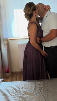 La damigella voleva che il suo fidanzato scopasse duramente come una puttana e nel culo