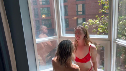 Serenity Cox: Nadia Foxx și Serenity Cox distracție la fereastră