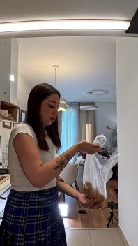 Toda la morena de grandes tetas naturales culonas más calientes en la cocina con una falda corta de uniforme universitario muestra bragas y coño