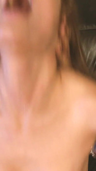 Scopando in luoghi scena-4_a bella mora con il seno piccolo e un culo grosso finisce per leccare lo sperma