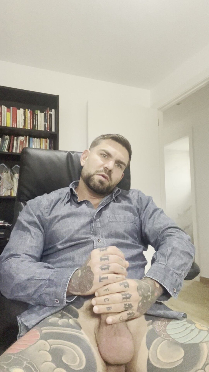 Juan Lucho Gay: Ik Masturbeer Alleen Met Mijn Kleren Aan