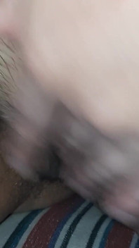 Tante seksi dengan memek berbulu lagi asik masturbasi di kantor