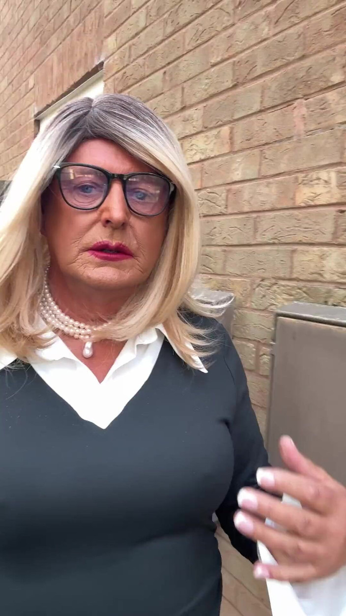 Kellycd2022: Seksi travesti kellycd2022 file çoraplı külotlu çorap ve topuklu ayakkabılarla seksi ofis...