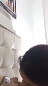 Sora mea vitregă sexy de 18 ani din New York intră în patul meu când mă uit la televizor