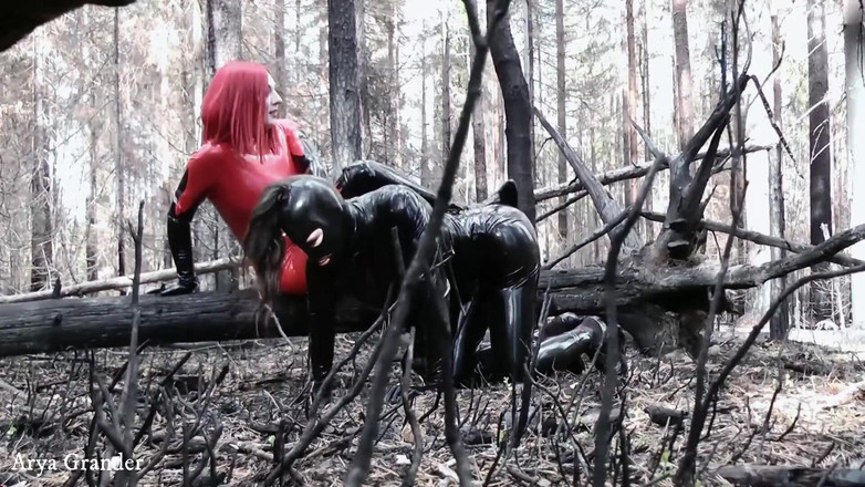 Arya Grander: Latexové gumové ponížení venku