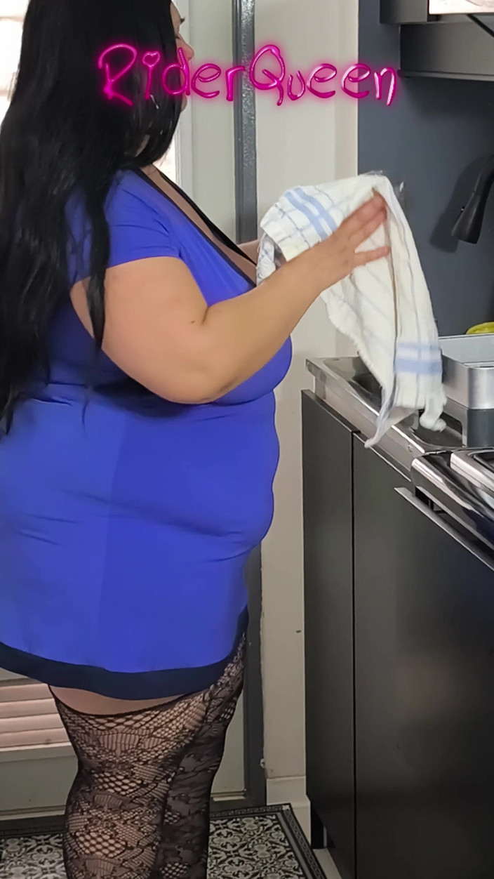 Riderqueen BBW Step Mom Latina Ebony: 熟女独自在厨房里被干