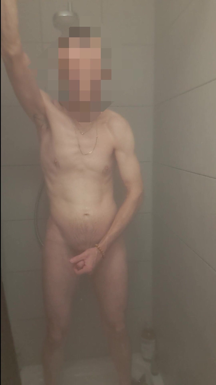 Exckali Bur: Kamu pengen kepergok lagi mandi dan dicrot sperma maniku di...