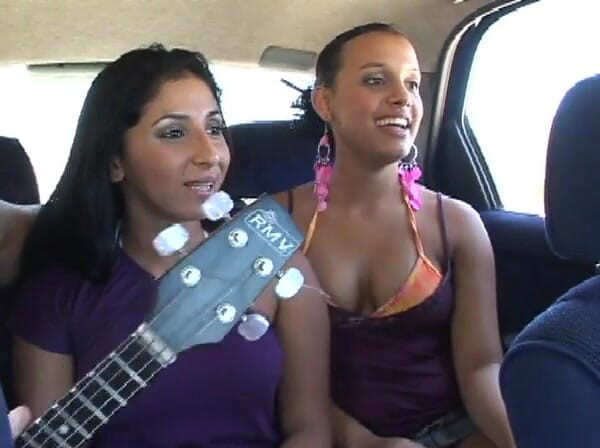 European Classics: Orgia in auto con ragazze che masturbano su un cazzo