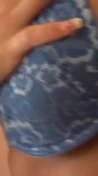 Si blonde yang menggoda dengan buah dada lembut besar dikongkek pepek dan pantat basahnya