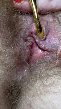 Neues spielzeug testet großen kitzler-orgasmus, behaarte muschi