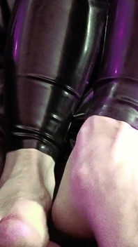 에바 라텍스 페티쉬 여주인의 풋잡 BDSM Pvc 노예 하이힐 부츠를 신은 펨돔