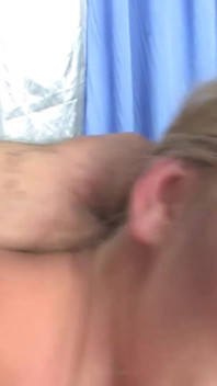 Blonďatá MILF stříkající fontána z intenzivního prstění Frenzy