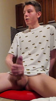 Dulce carga de esperma fluye de la gran polla de este chico lindo
